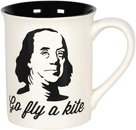 Enesco Нас име Кал Fly a Кайт Кафеена чаша Ben Franklin History, 16 унции, черно-бял