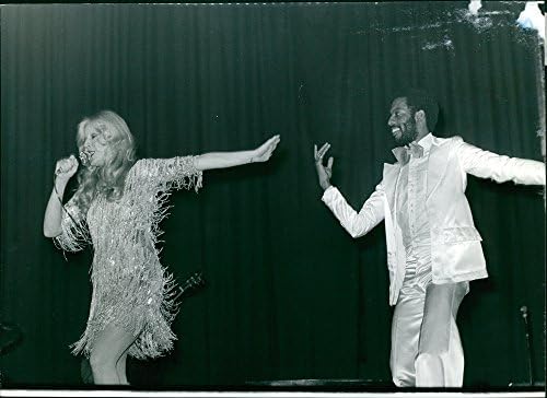 Реколта снимка Силви Irena и мъжете, действа заедно на сцената.- Ноември 1972