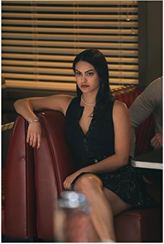 Снимка Камилы Мендес 8 x 10 инча Ривердейл (телевизионен Сериал 2017 - ), с Кръстосани крака, седи в кабина kn
