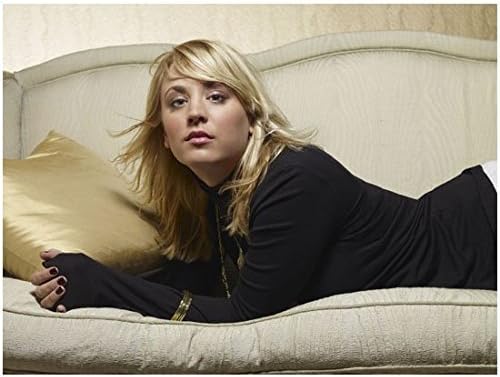 Теорията за Големия взрив Кейли Куоко в ролята на Пени, да лежи на дивана снимка с размери 8 х 10 см